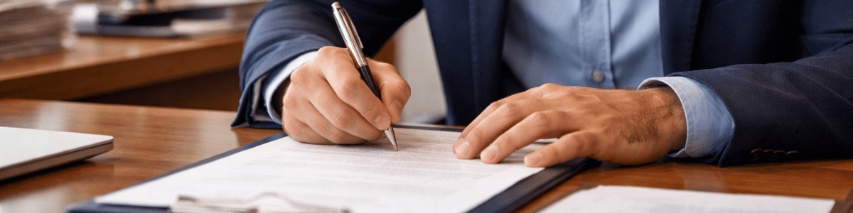 Pessoa adulta assinando um documento em um cartório, com foco nas mãos e na expressão concentrada, em ambiente institucional bem iluminado, transmitindo formalidade, confiança e autenticidade no momento da assinatura